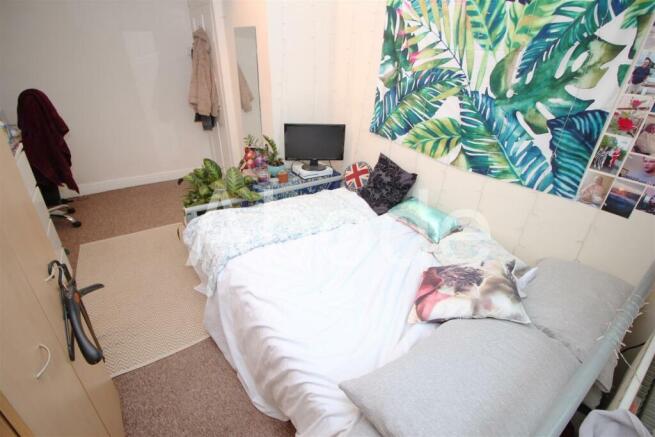 4 bed House to rent Image 4