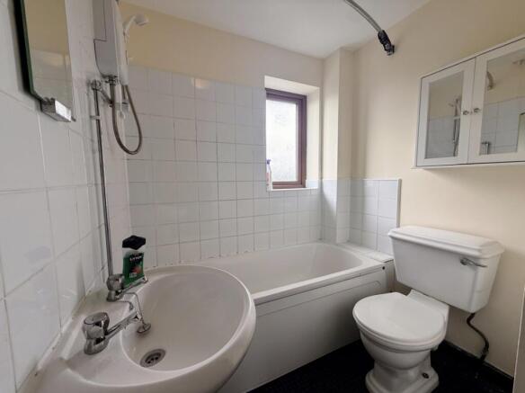 3 bed Town House to rent Image 5