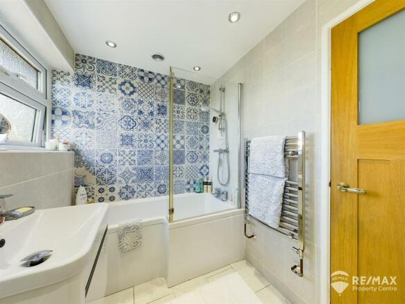 Bathroom (2).jpg