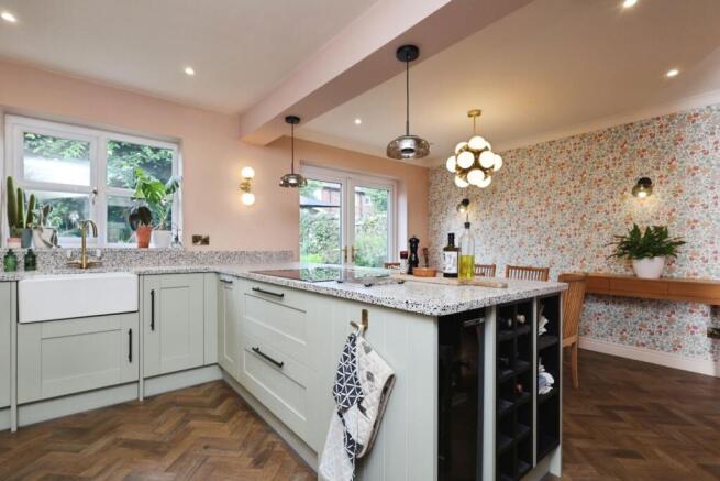 5 bed Detached for sale Image 3