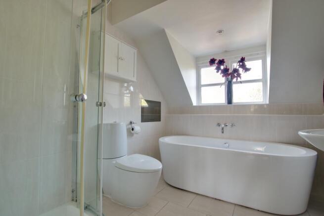EN-SUITE BATHROOM