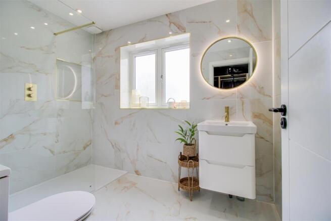 5 bed Detached for sale Image 11