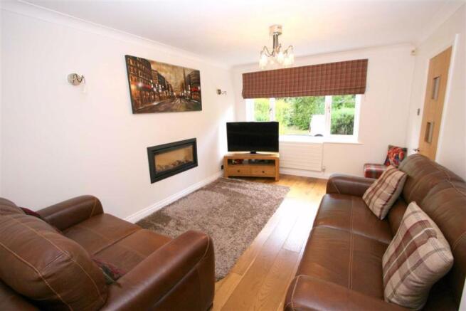 LOUNGE / DINING ROOM