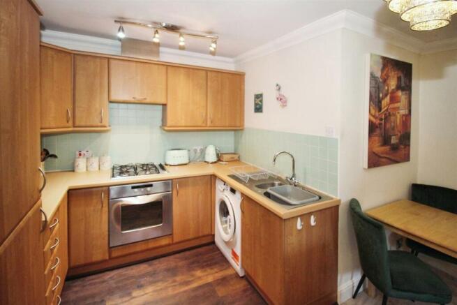2 bed Ground Flat for sale Image 11
