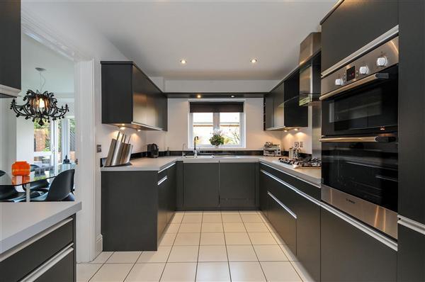 KITCHEN/BREAKFAST