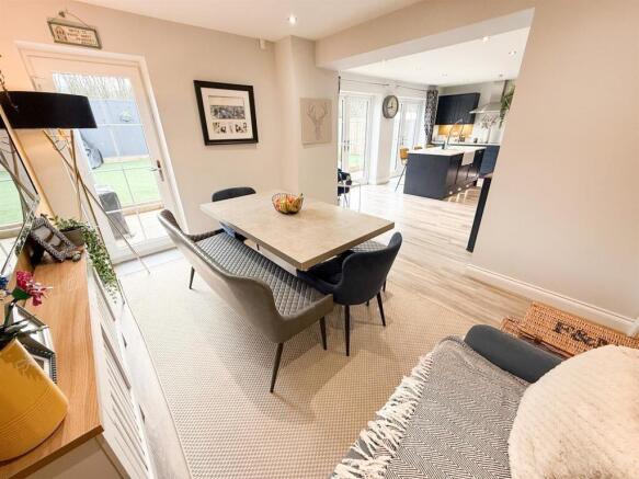 5 bed Detached for sale Image 12