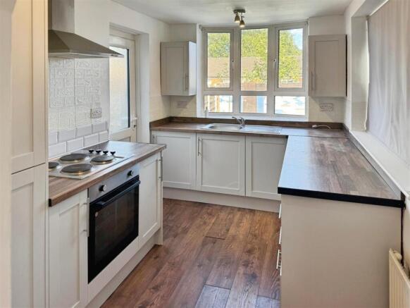 3 bed Semi-Detached to rent Image 5
