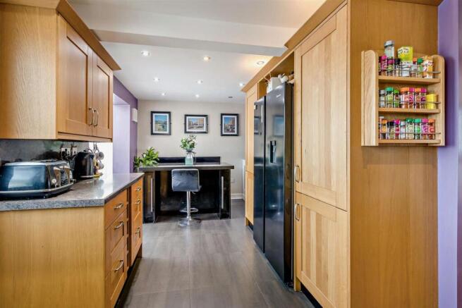 5 bed Semi-Detached for sale Image 7