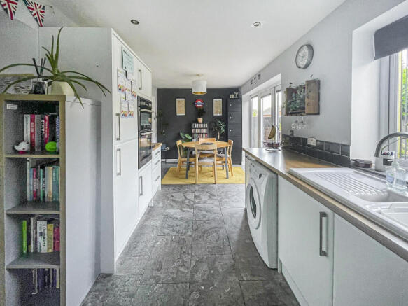 4 bed Detached for sale Image 7