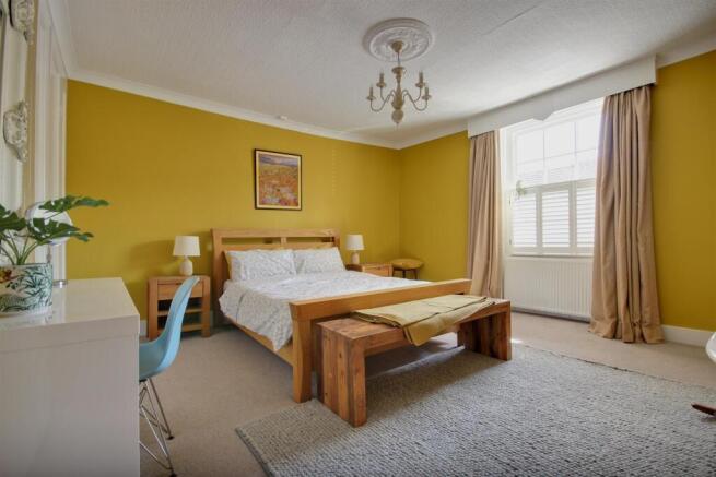 5 bed Town House for sale Image 10