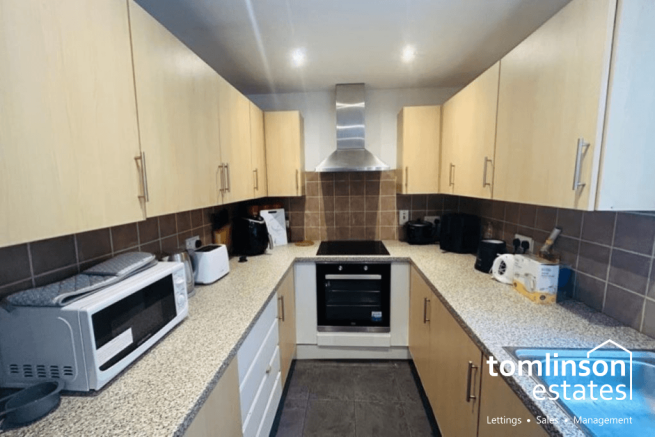 3 Bedroom End Terrace House (HMO)