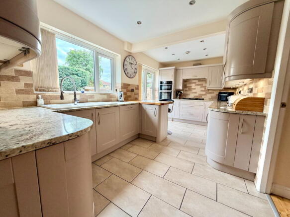 3 bed Link Detached House for sale Image 10