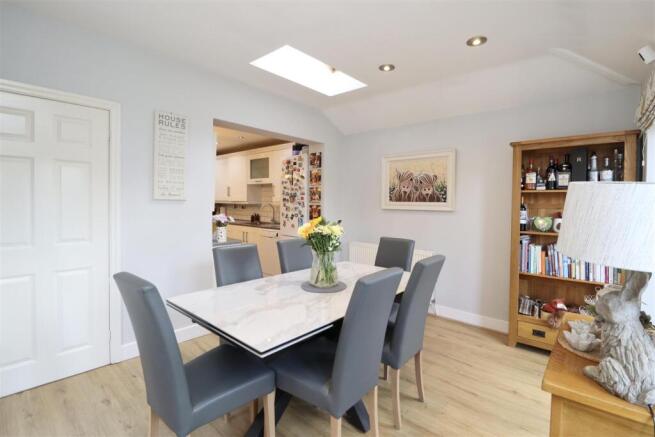 5 bed Detached for sale Image 8