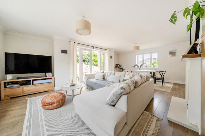 Selborne Gardens, Farnham, GU9 photo 4