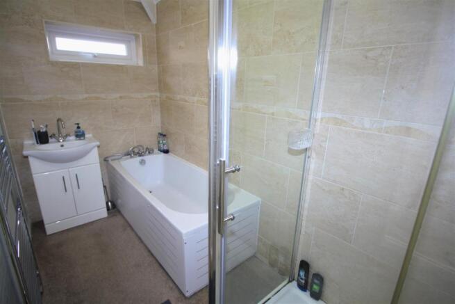 Bathroom 1 .JPG