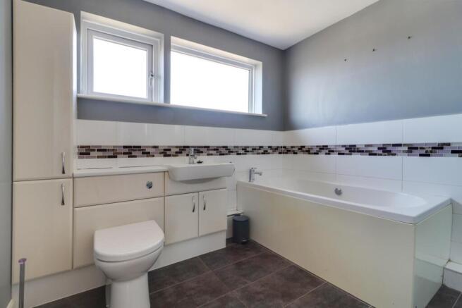 3 bed Semi-Detached to rent Image 9