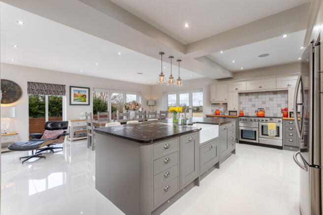 5 bed Detached for sale Image 11