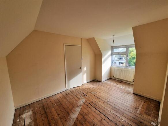 16 Easton Square - Bedroom 1.jpg