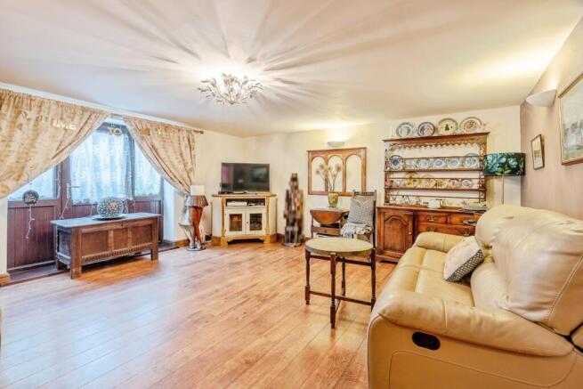 4 bed Detached for sale Image 4