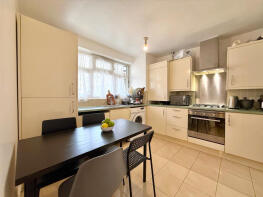 Flat 4, Chamberlain House, Cable Street, London E1 0AL