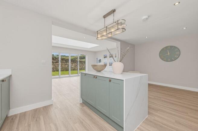 5 bed Detached for sale Image 10