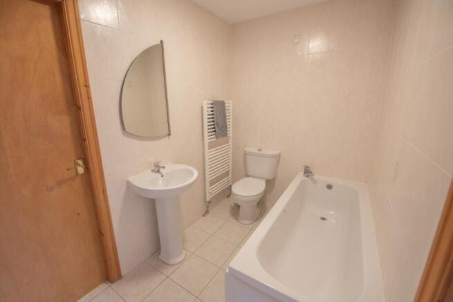 4 bed Semi-Detached to rent Image 10