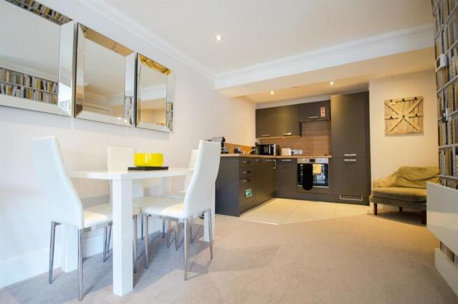 2 bed Apartment to rent Image 4