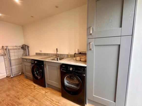 4 bed Town House to rent Image 4