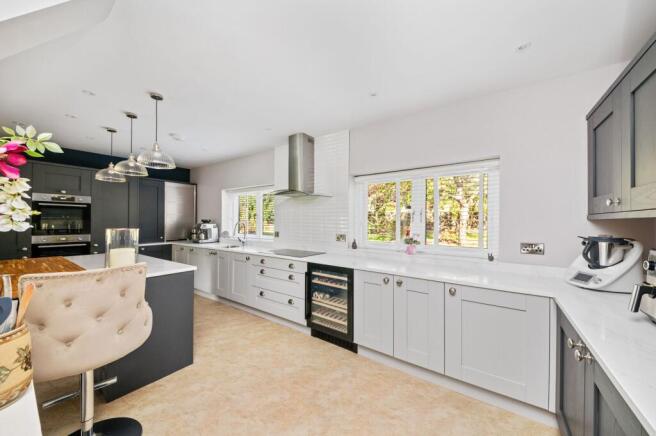 5 bed Detached for sale Image 12