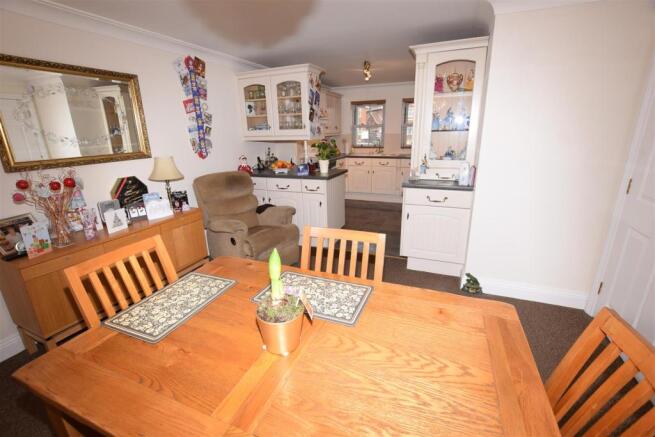 "L" Shaped Kitchen/D
