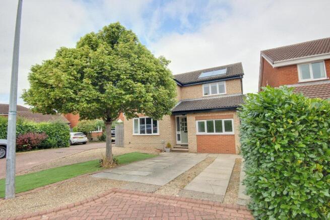 5 bed Detached for sale Image 12