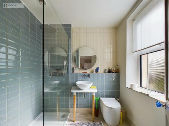 Bedroom 1 en suite.jpg