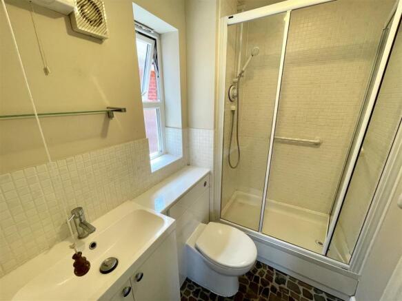 EN-SUITE SHOWER ROOM