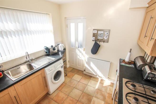 MODERN FITTED KITCHEN