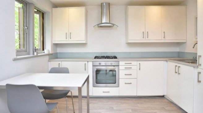 3 bed Flat for sale Image 4