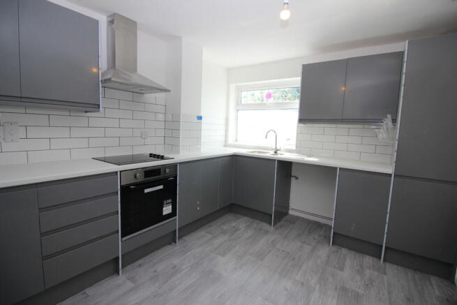4 bed House to rent Image 4
