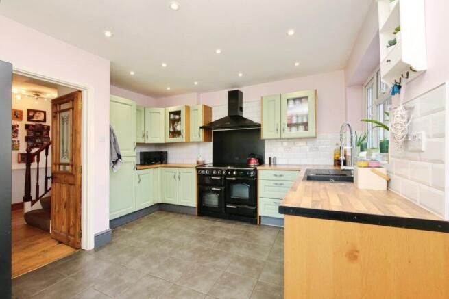 5 bed Detached for sale Image 8