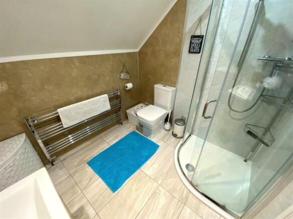 EN-SUITE SHOWER ROOM