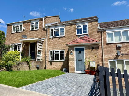 Well Kept Three Bedroom Home In A Great Position For Families - Kingfisher Drive