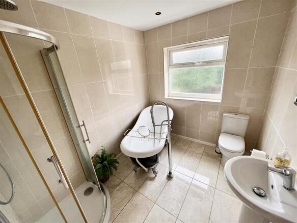 FAMILY BATHROOM