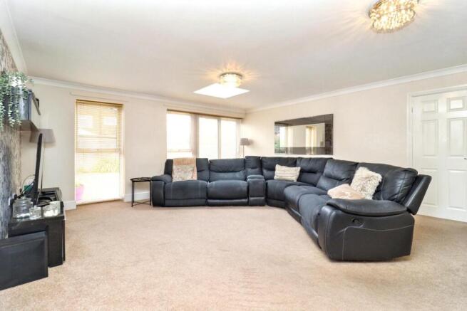 5 bed Detached for sale Image 8