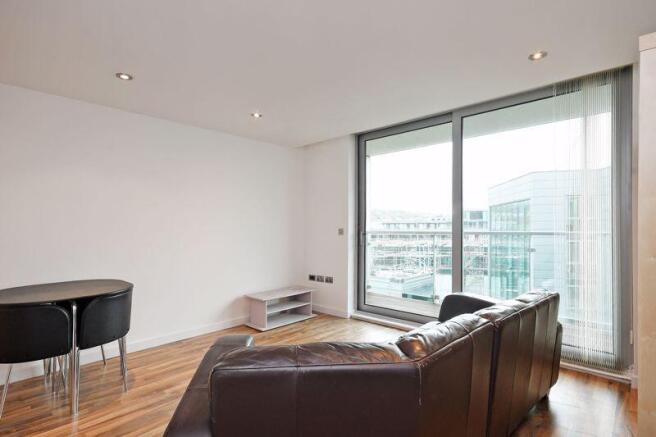 2 bed Apartment to rent Image 4