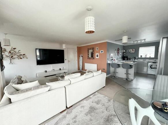 LOUNGE/DINING AREA