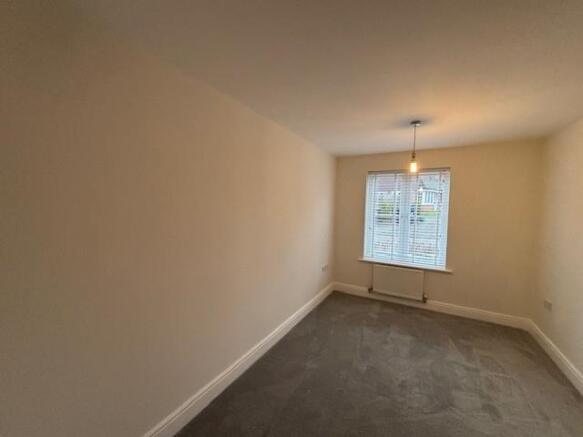 9 Warren Close Bed2.jpg