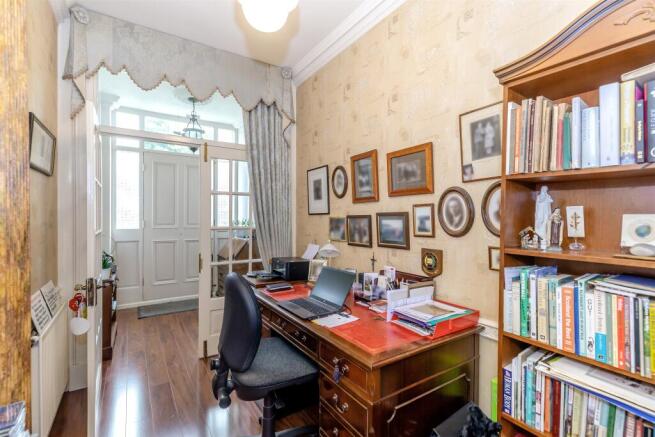 3 bed Flat for sale Image 7
