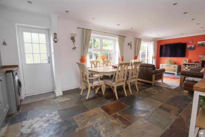 5 bed Detached for sale Image 10