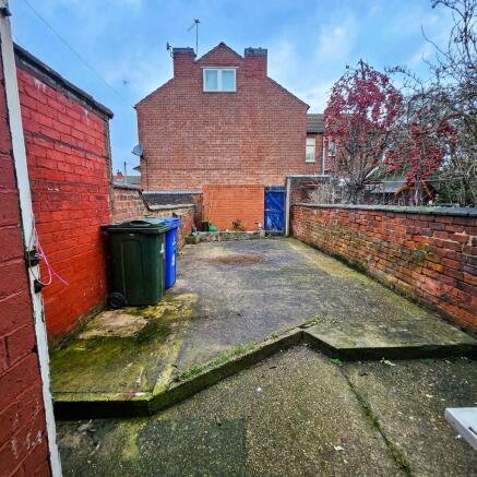 2 bed Terraced to rent Image 12