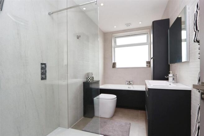 4 bed Detached for sale Image 7