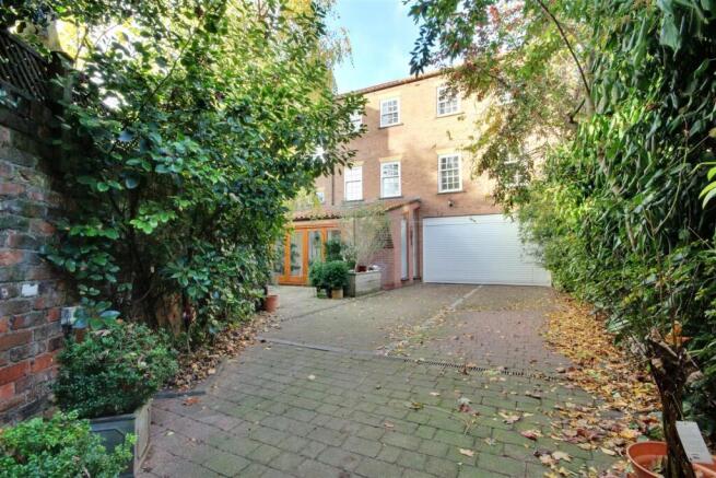 4 bed Town House for sale Image 4