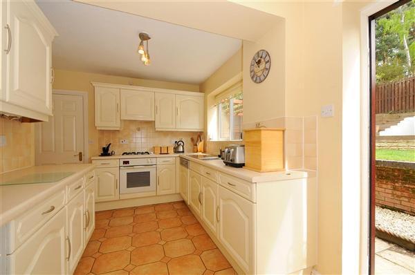 KITCHEN/BREAKFAST